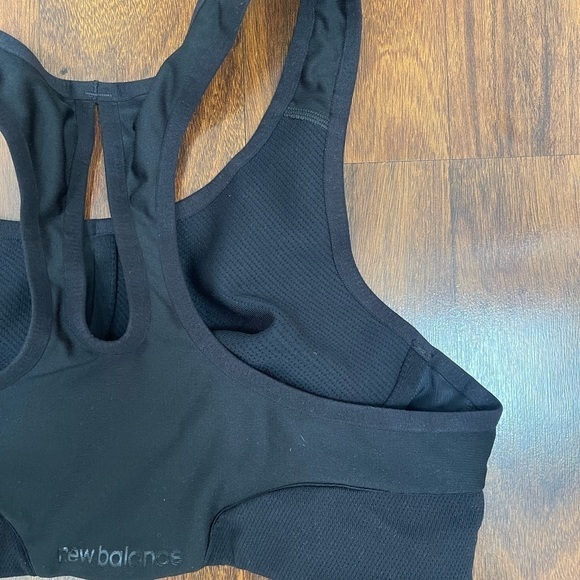 NEW Balance Womens Airy Racer - Psyche Sports Bra 34B Black - Picture 8 of 8